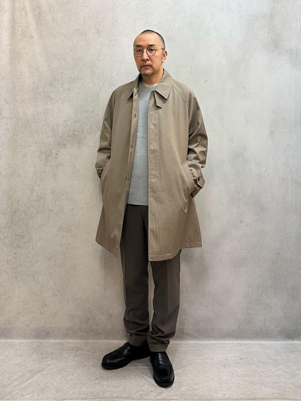 ミドル丈のステンカラーコート×モカのオルマイパンツのコーデ