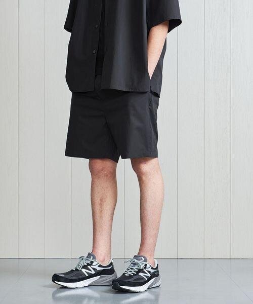 ハーフパンツをはいている男性