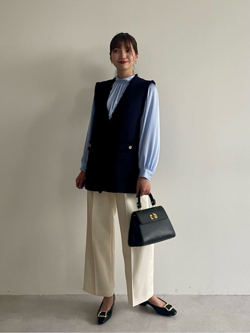 黒のバッグを持った女性