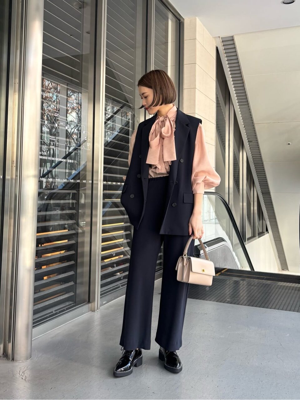 ライトピンクのブラウスを着た女性