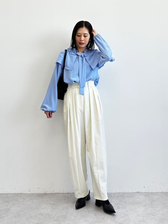 ライトブルーのブラウスを着た女性