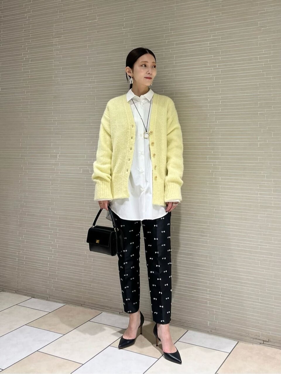 リボン柄のパンツをはいた女性