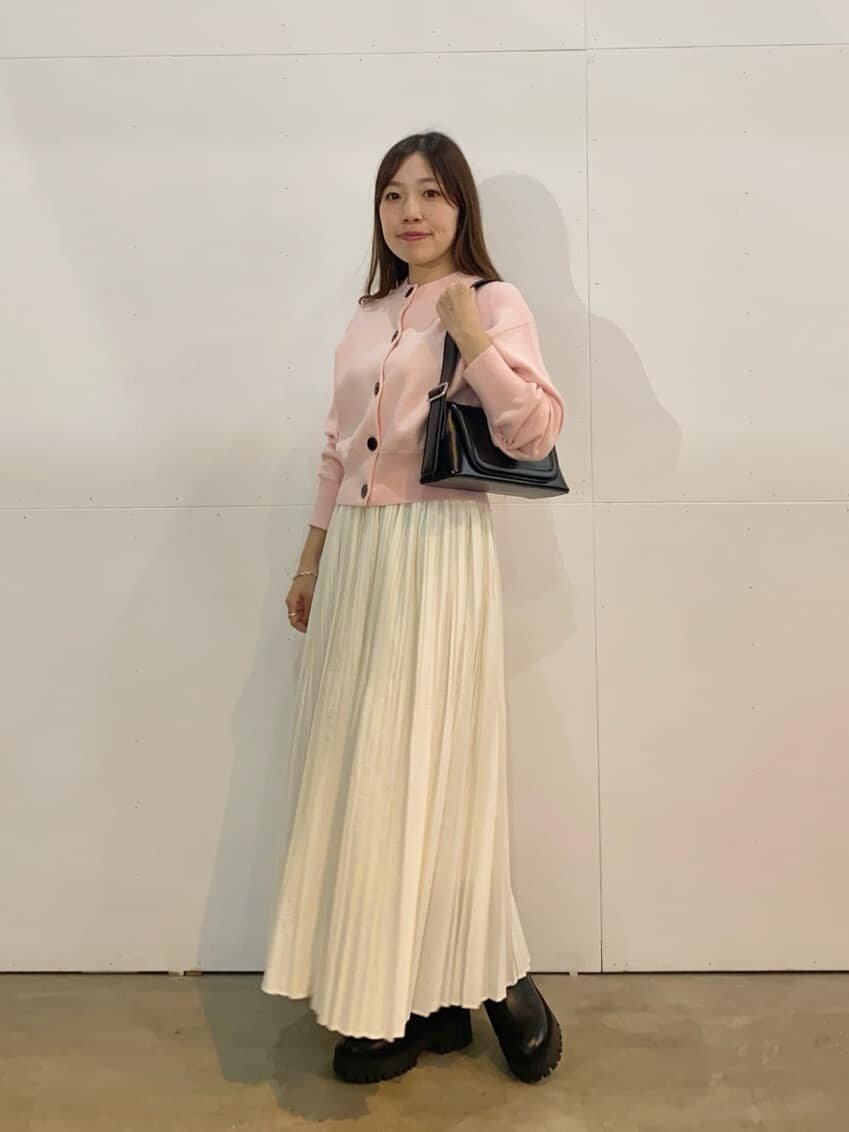 プリーツスカートをはいた女性