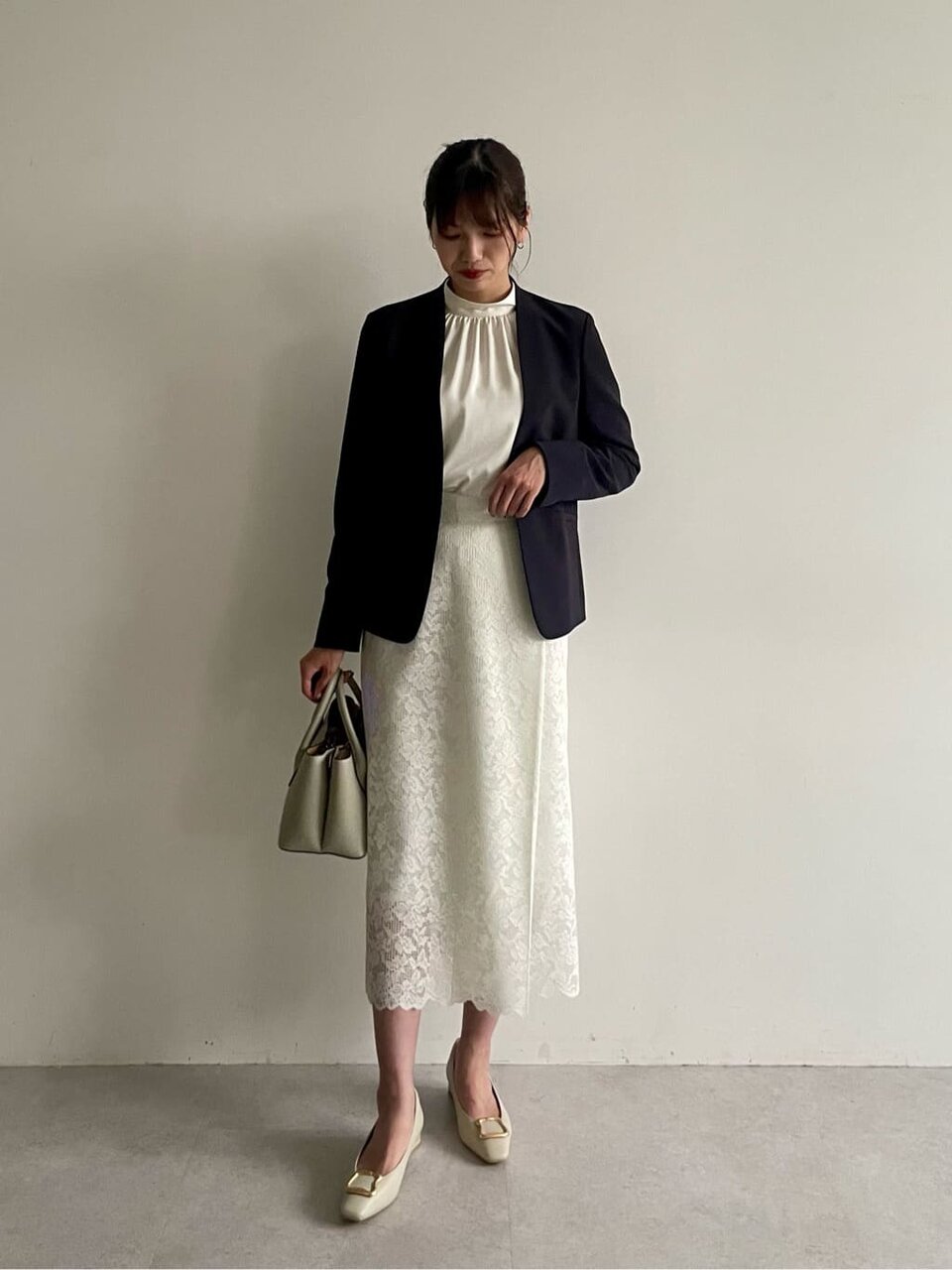 白のレーススカートをはいた女性