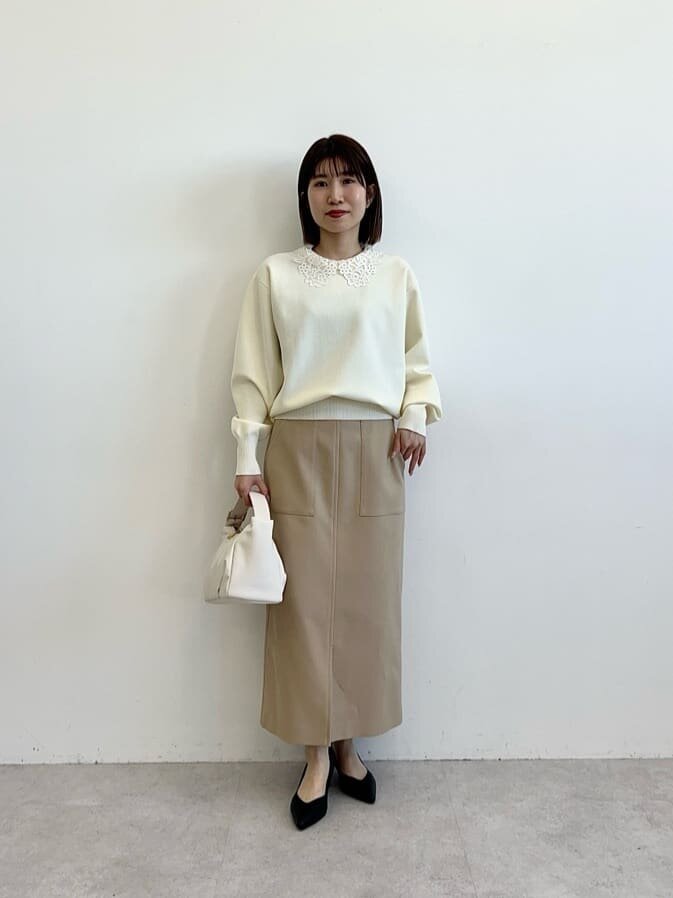 ベージュのスカートをはいた女性