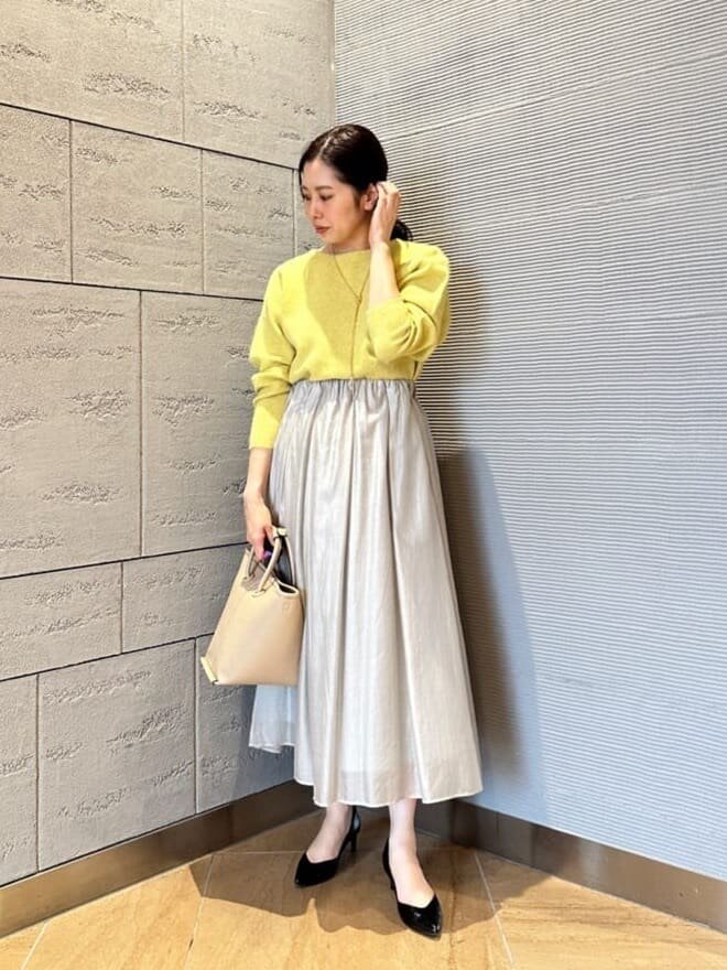 黄色のニットを着た女性