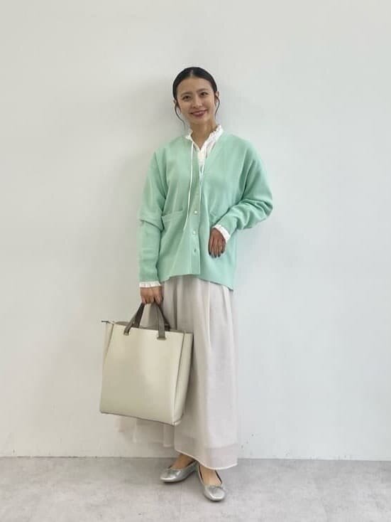 カーディガンを着た女性