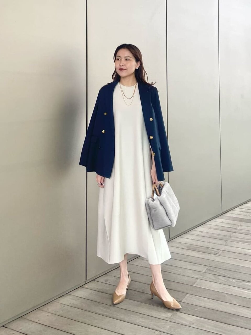 ワンピースを着た女性