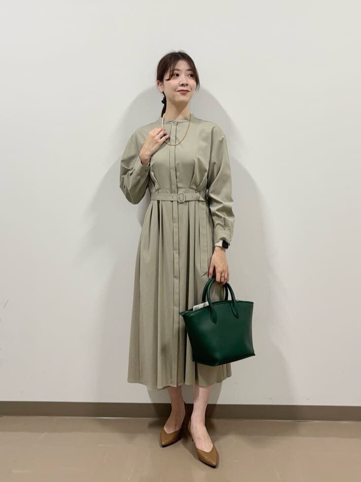 ベージュのワンピースを着た女性