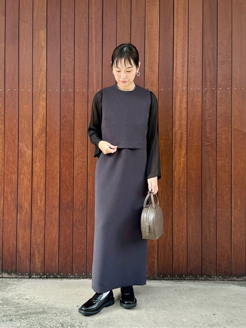 ノースリーブワンピースを着た女性