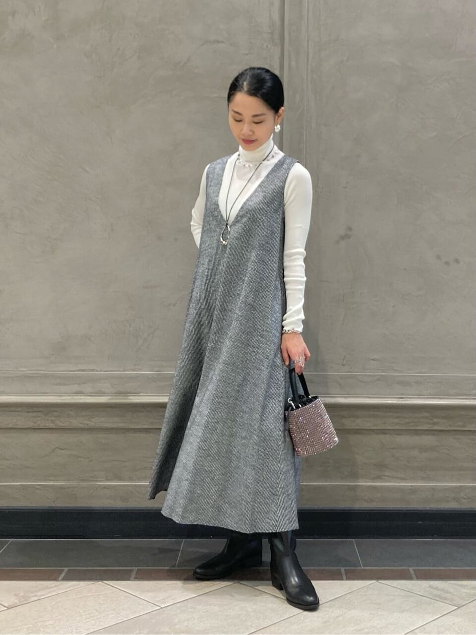 Vネックワンピースを着た女性