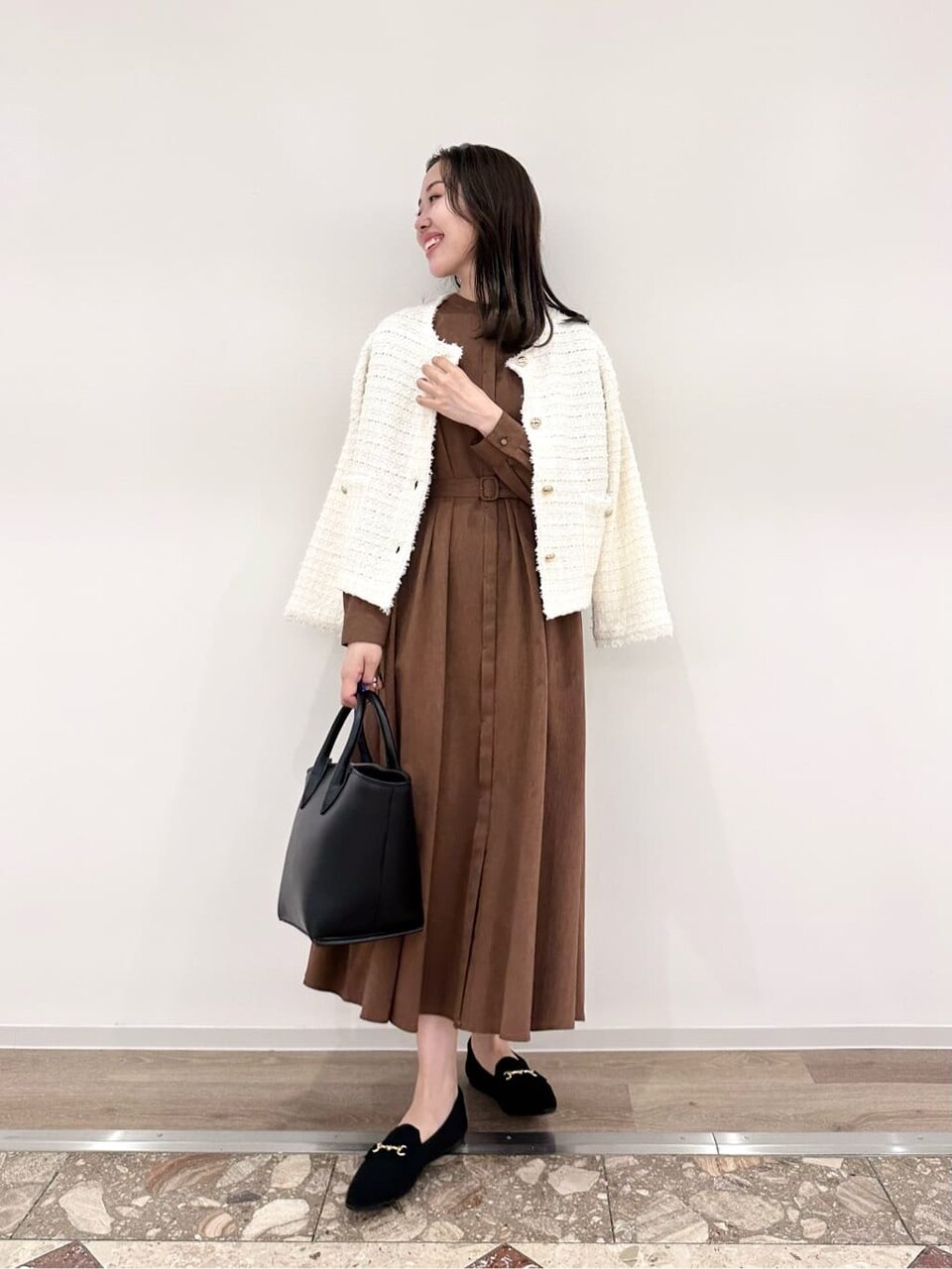 ローファーを履いた女性