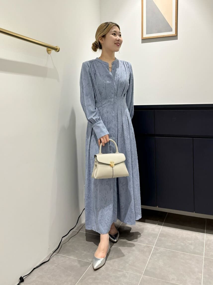 ライトブルーのワンピースを着た女性