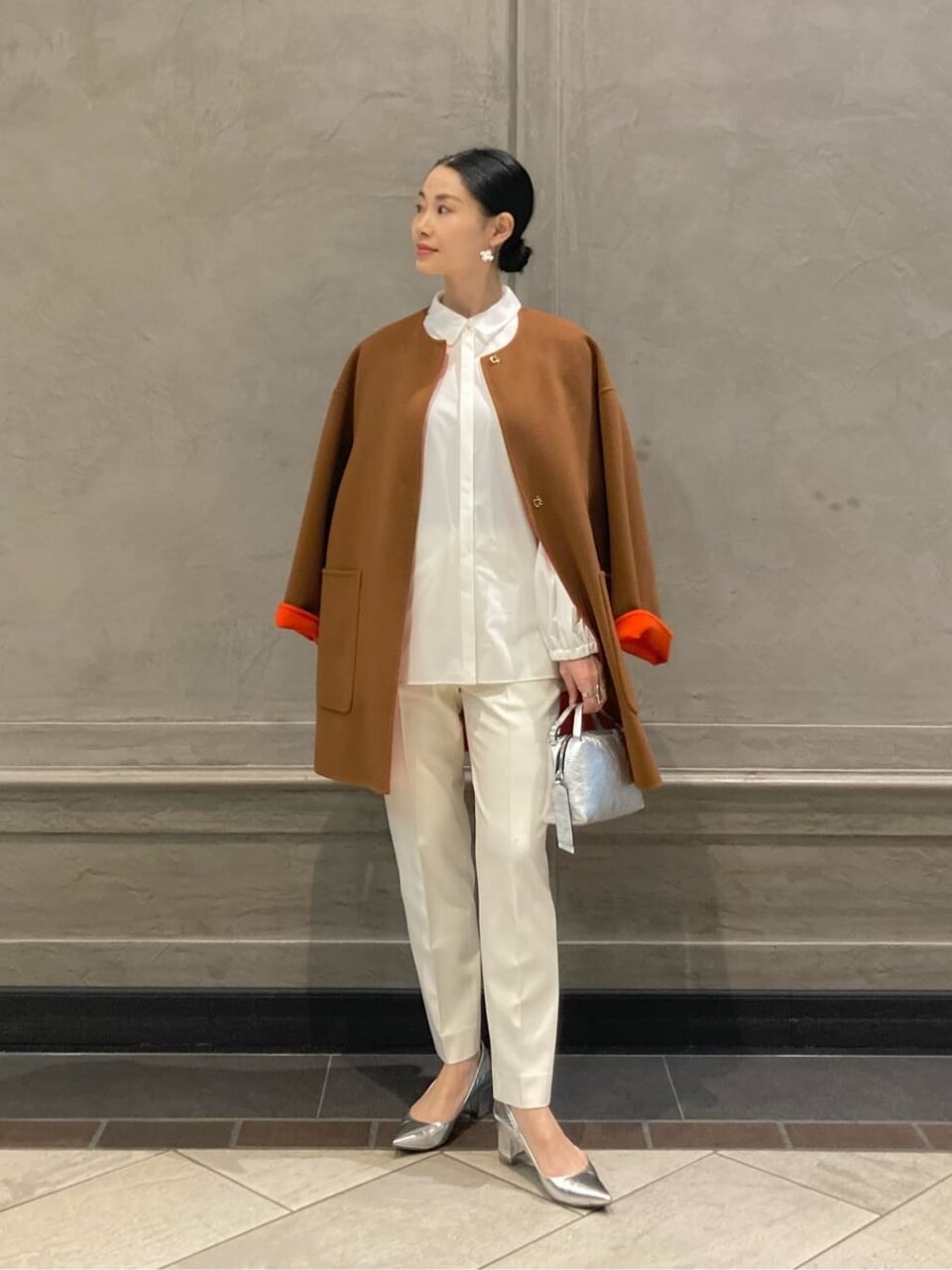 アウターを羽織った女性