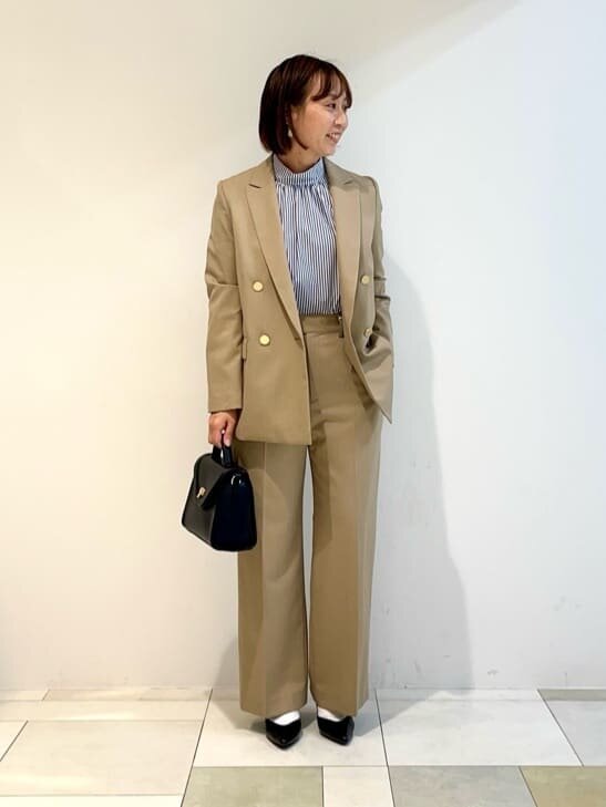 ベージュのパンツをはいた女性