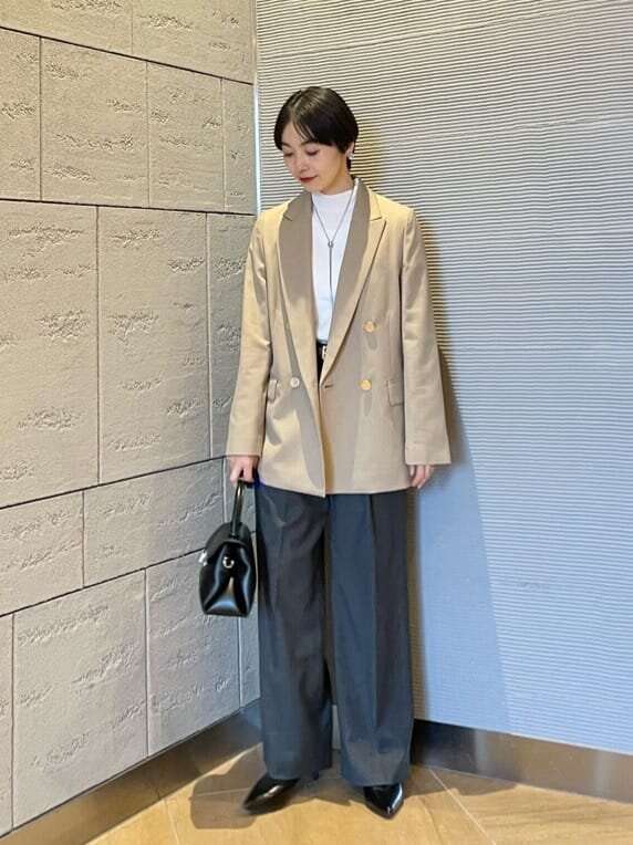 ダブルジャケットを着た女性