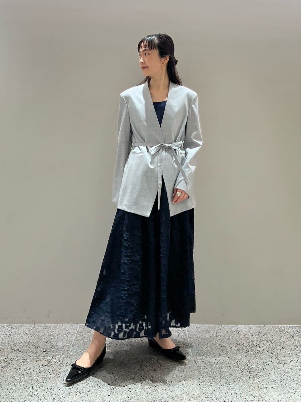 ノーカラージャケットを着た女性