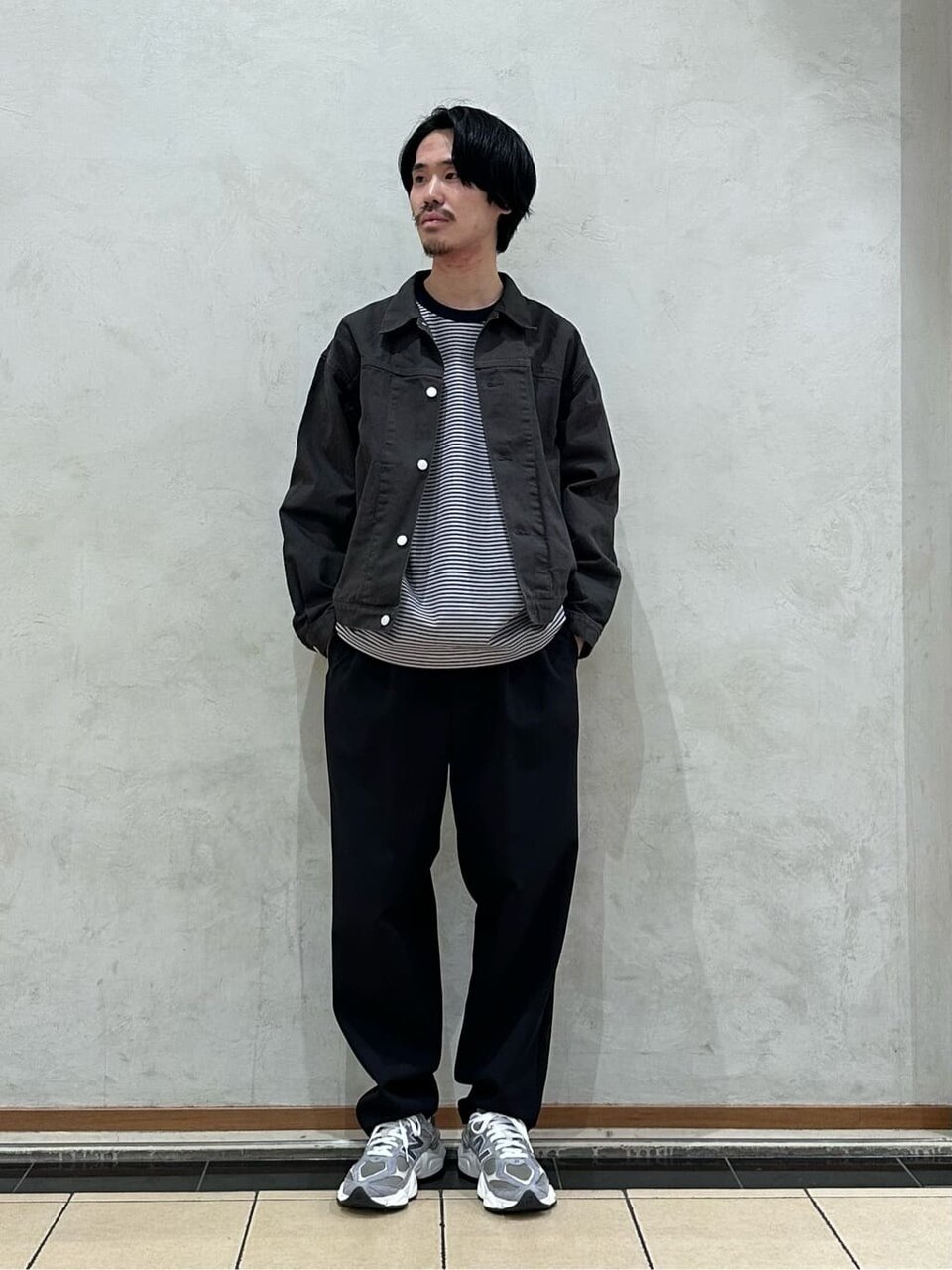 ダークカラーでまとめたモードカジュアルコーデ