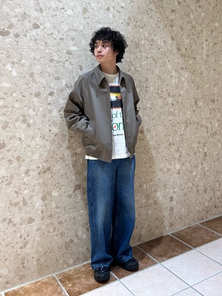 カジュアルアイテムをジャケットで落ち着いた雰囲気にしたコーデ