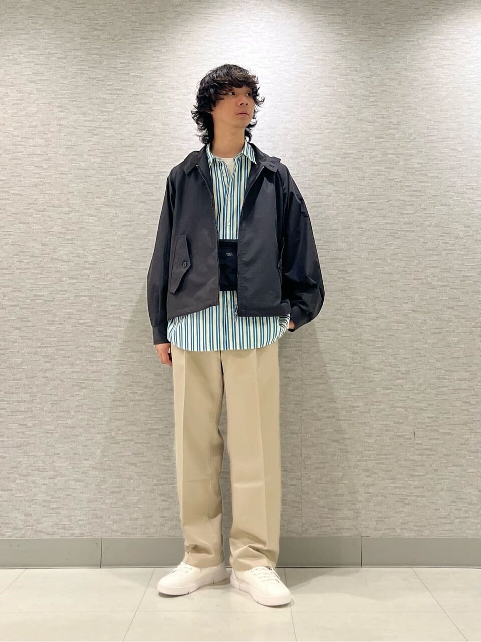 明るいカラーとダークカラーを組みあわせてメリハリのあるコーデ