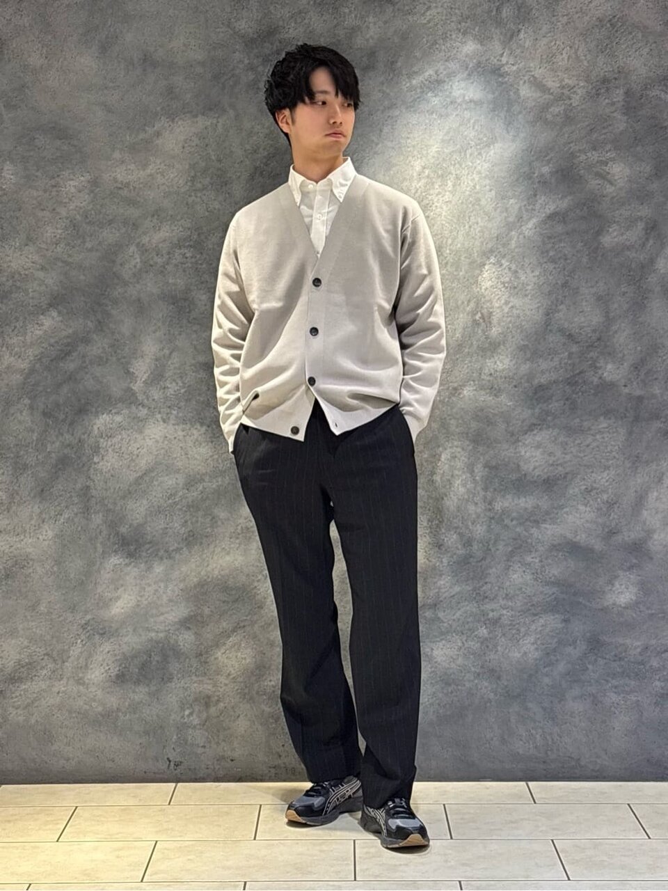 シャツとスラックスにカーディガンを重ねたオフィスコーデ