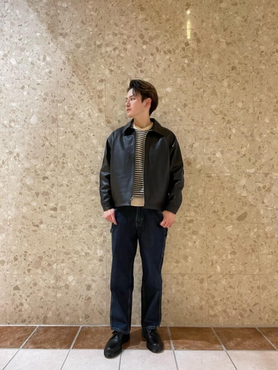 クールでモダンなレザージャケットが主役のコーデ