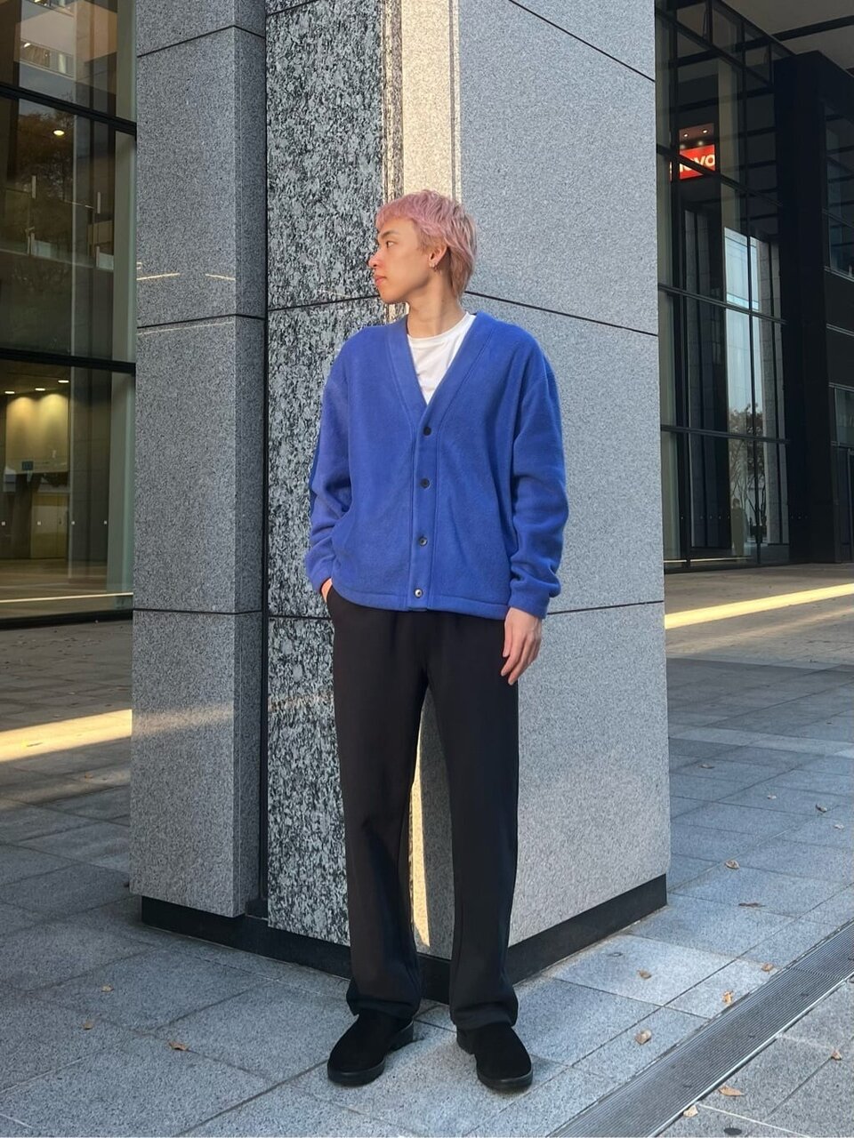 ロイヤルブルーの差し色が華やかなコーデ