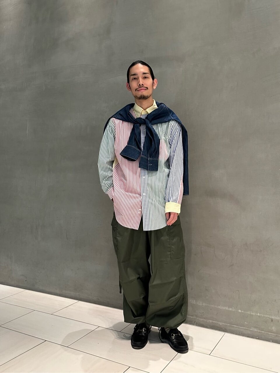 インパクト大のシャツをデニムジャケットで落ち着かせたコーデ