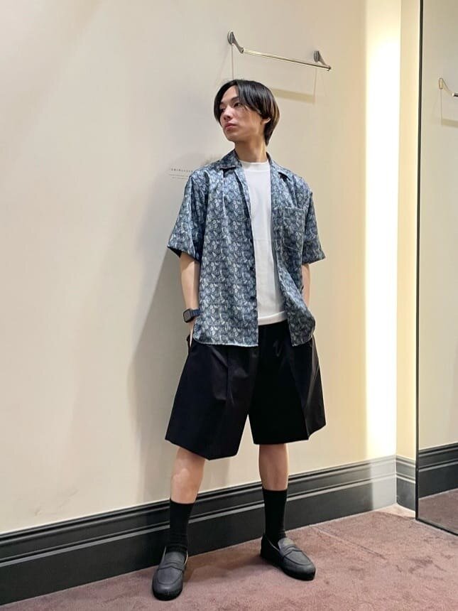 幾何学柄のシャツとハーフパンツで涼しげなコーデ