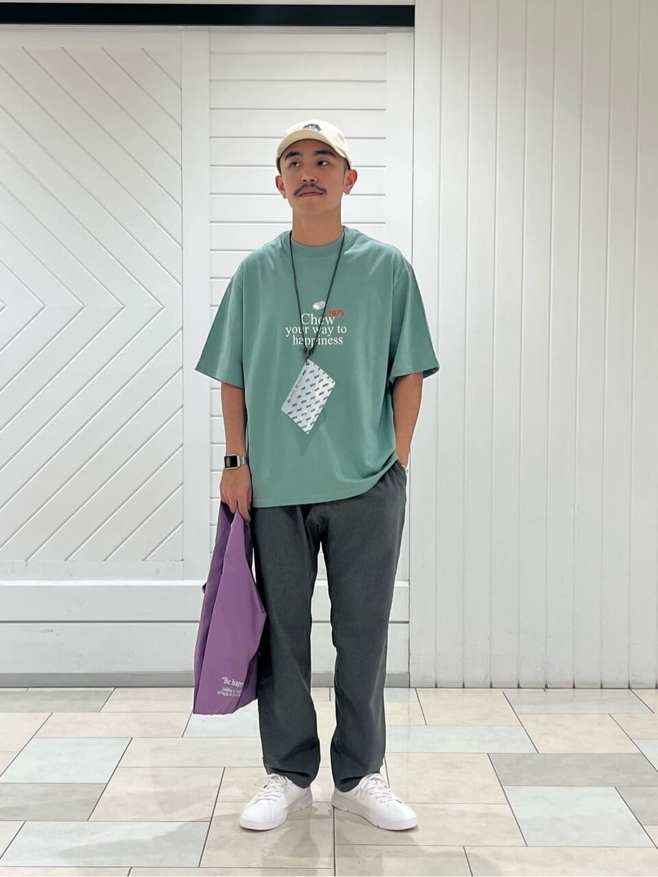 ポップなカラーリングがおしゃれな印象のコーデ