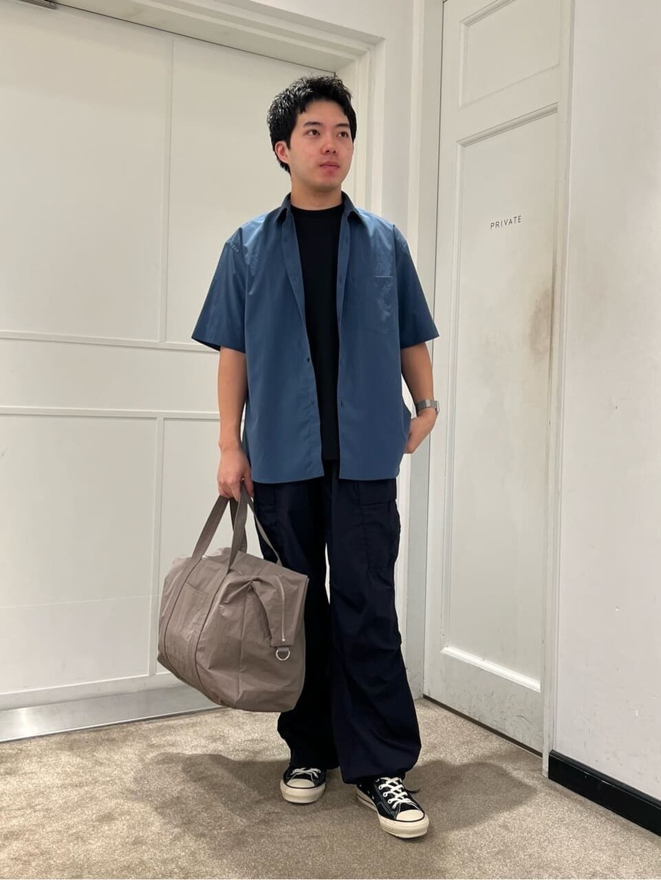 大きなバッグがアクセントのカジュアルコーデ