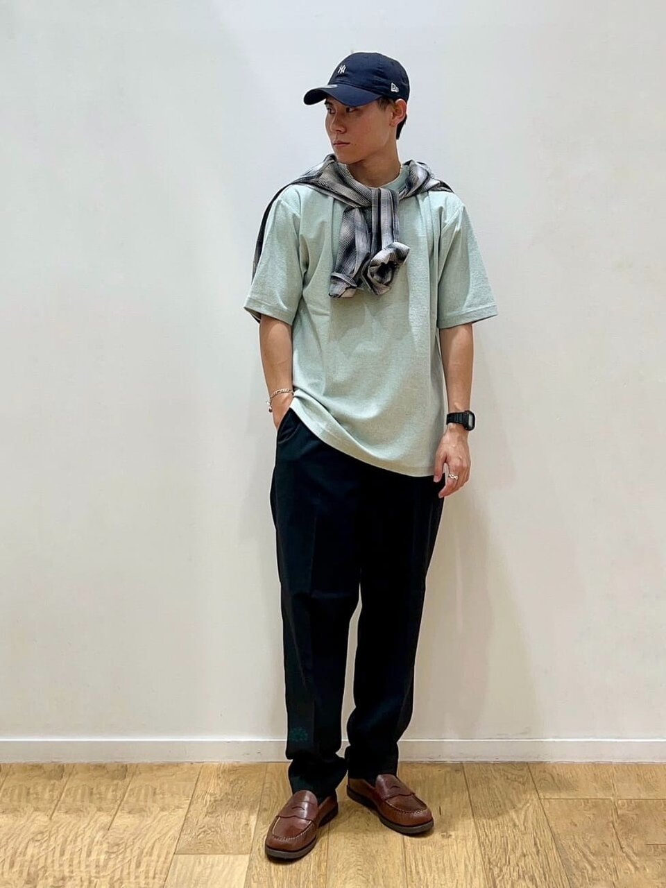  シャツを肩掛けしてコーデのアクセントにしたコーデ