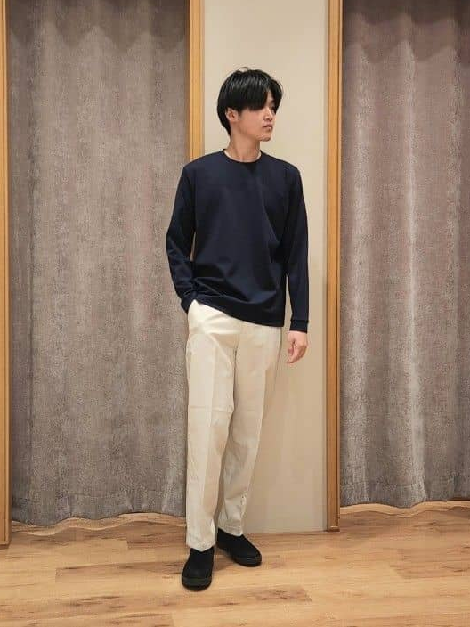 ネイビーの長袖Tシャツ×テーパードパンツのコーデ