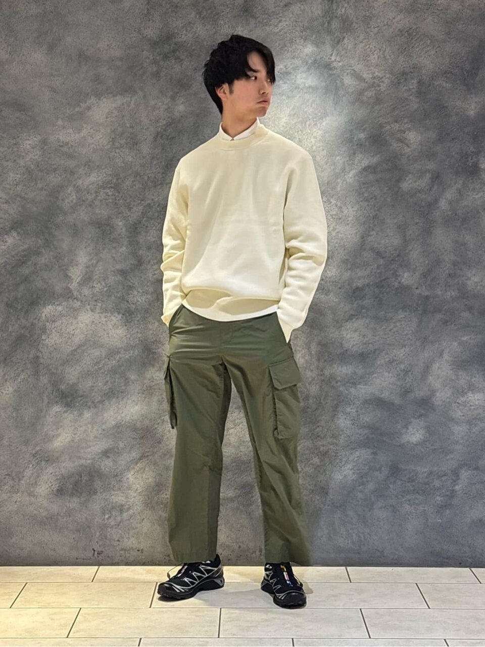 白のニット×カーゴパンツのコーデ