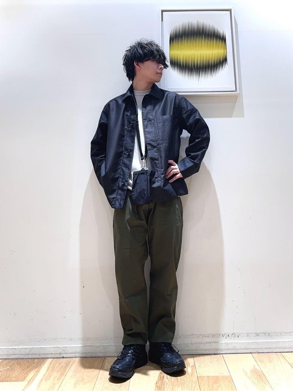 カバーオールを着用している男性