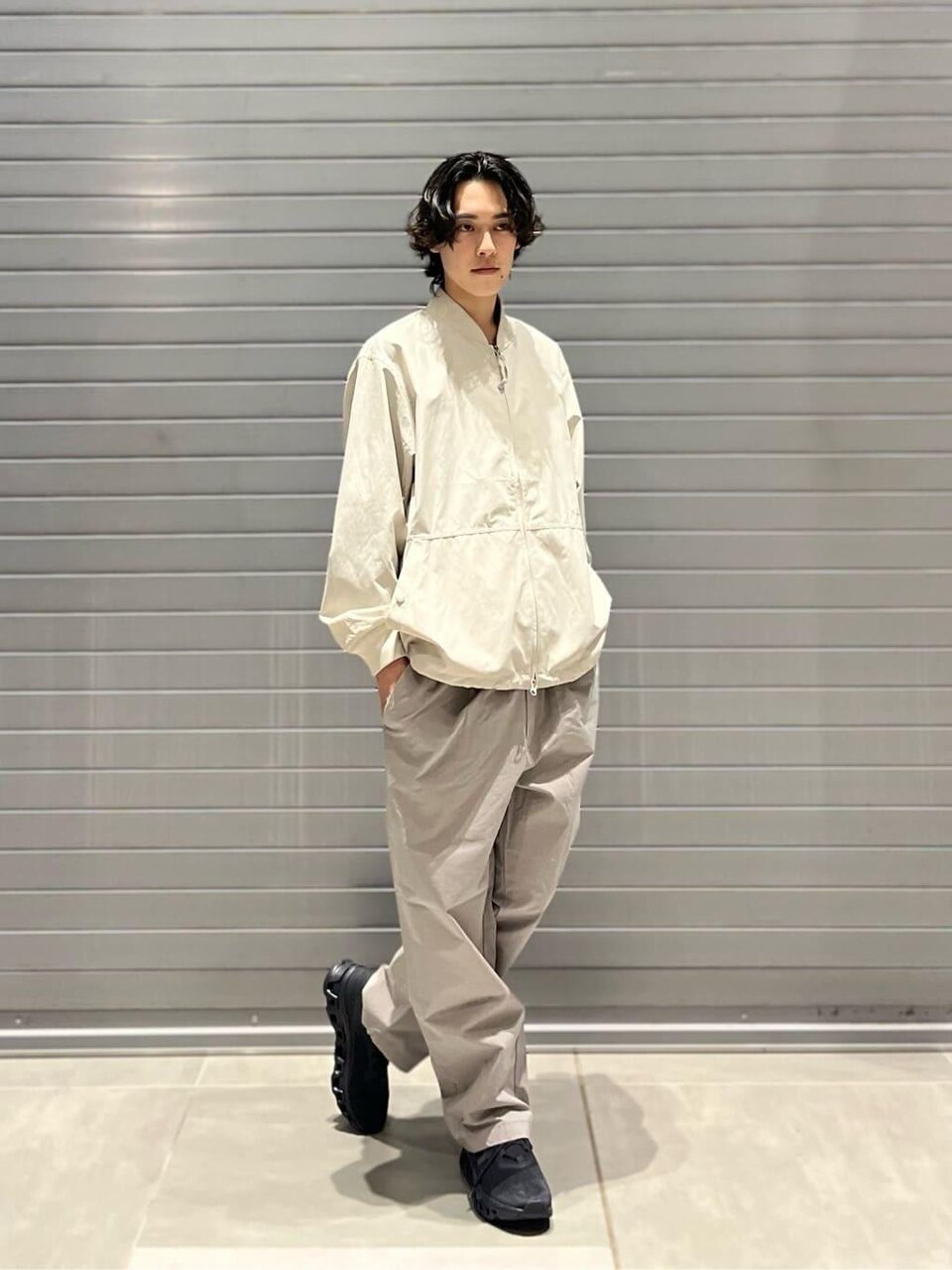 ライトマウンテンジャケット×ワイドパンツのコーデ