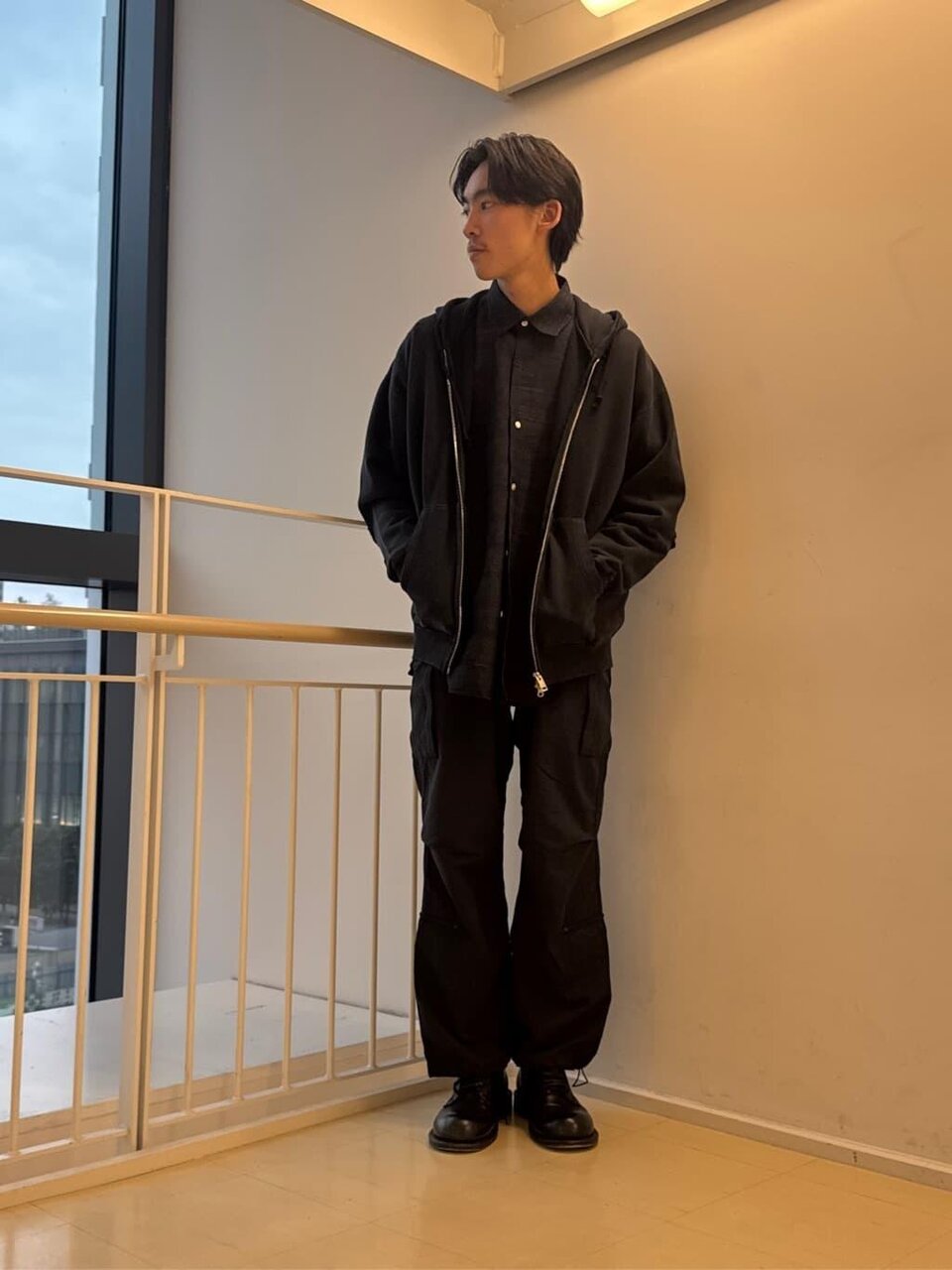 モノトーンコーデの男性