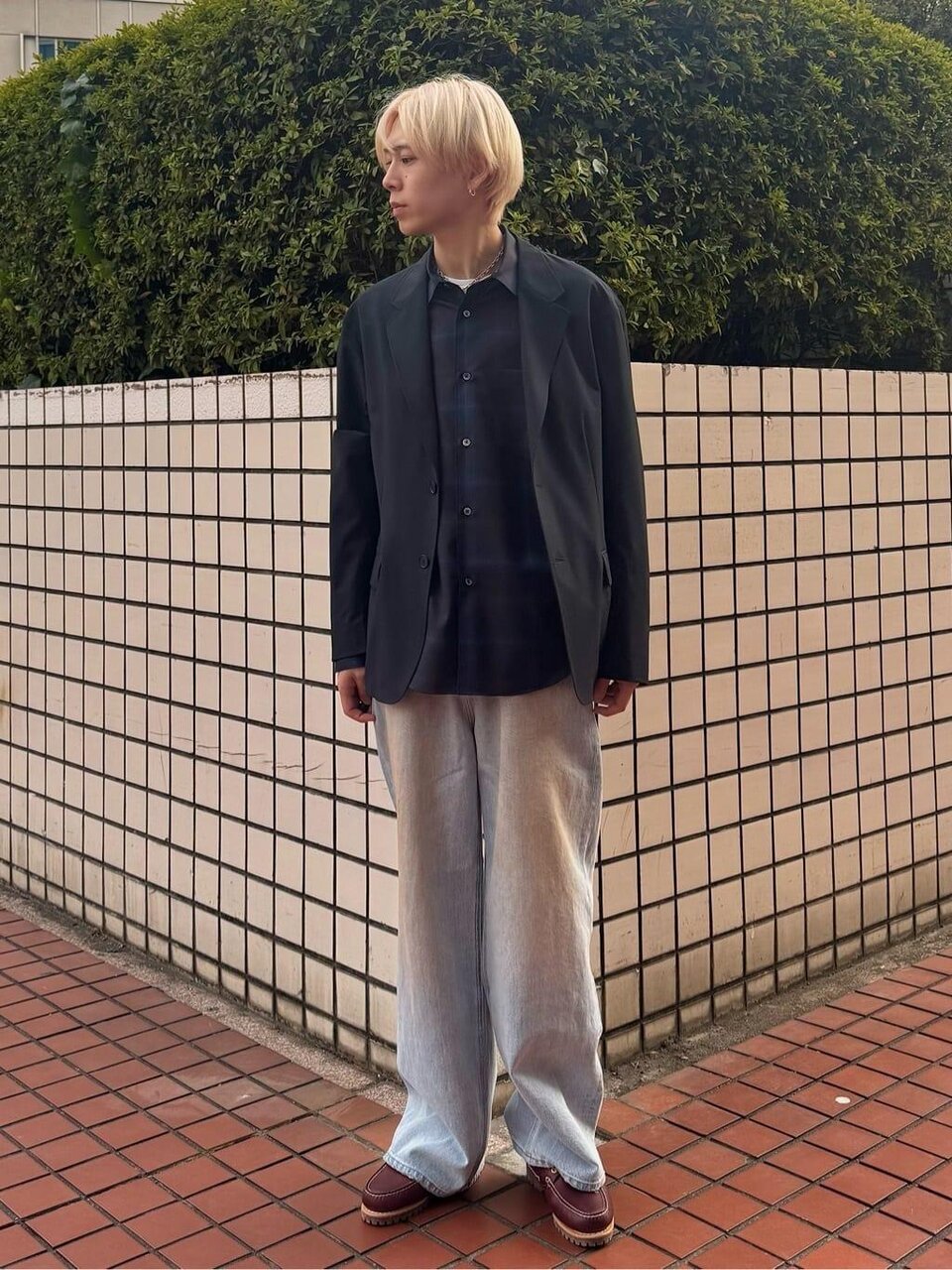 テーラードジャケット×デニムパンツのコーデ