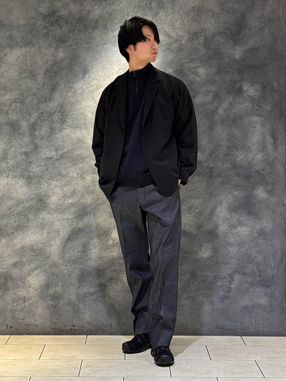 スウェット×テーラードジャケットのコーデ