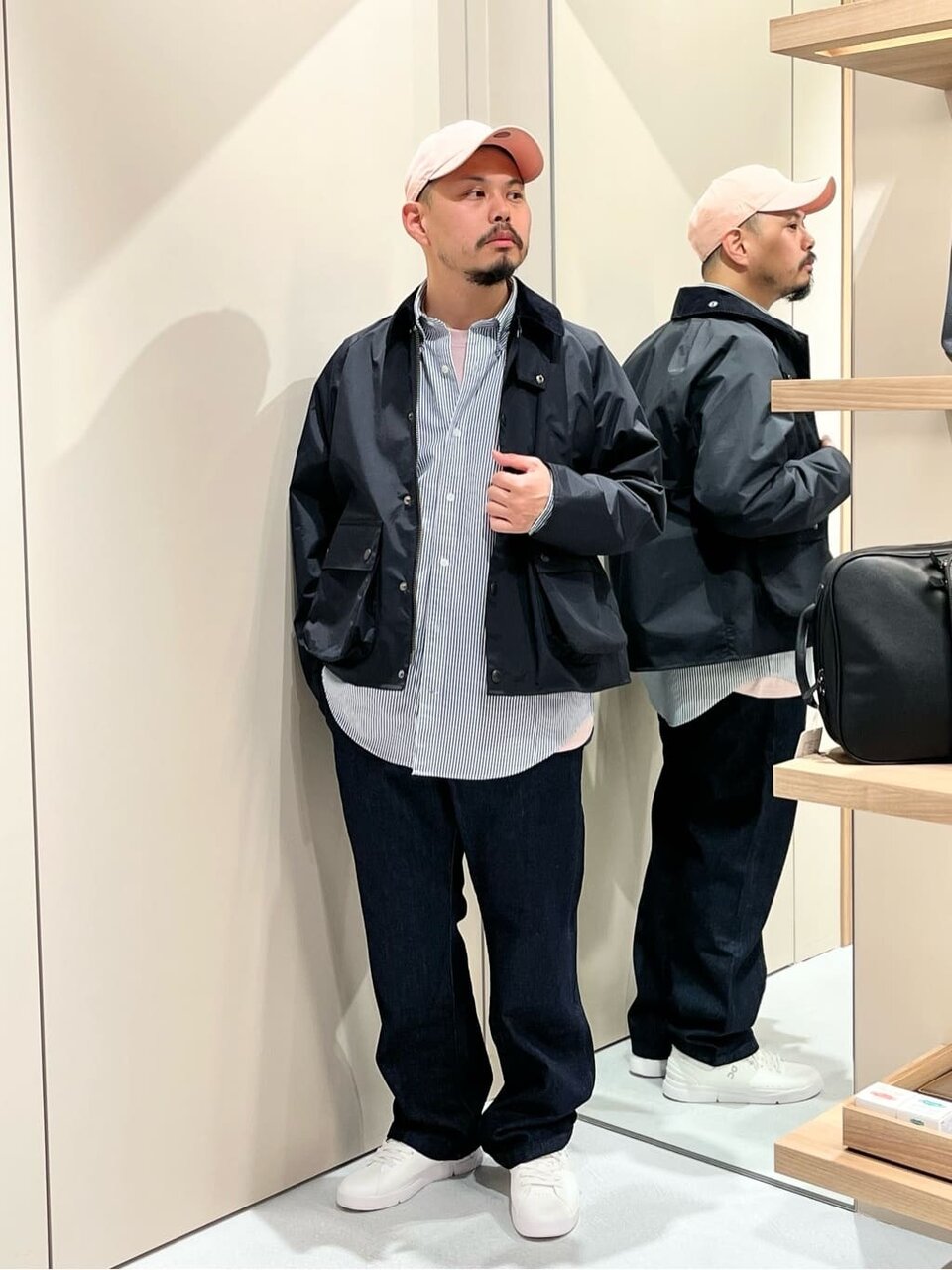 短丈のブルゾンを着用している男性