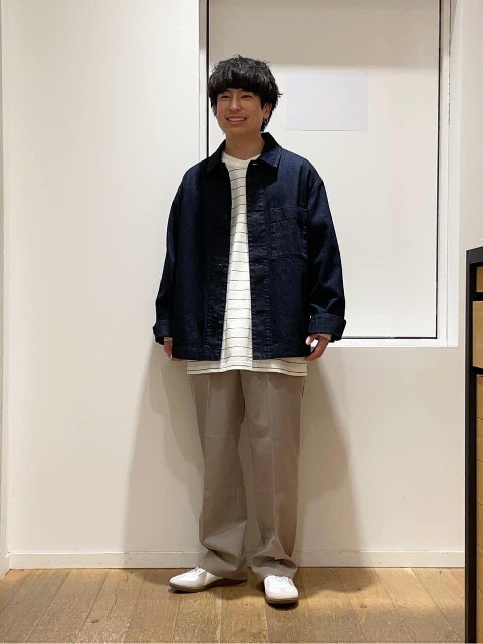 デニムジャケットを着用している男性