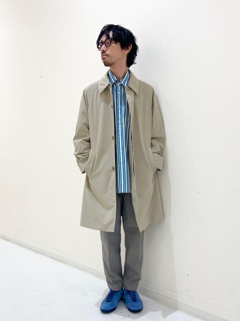 ストライプ柄のシャツ×ステンカラーコートのコーデ