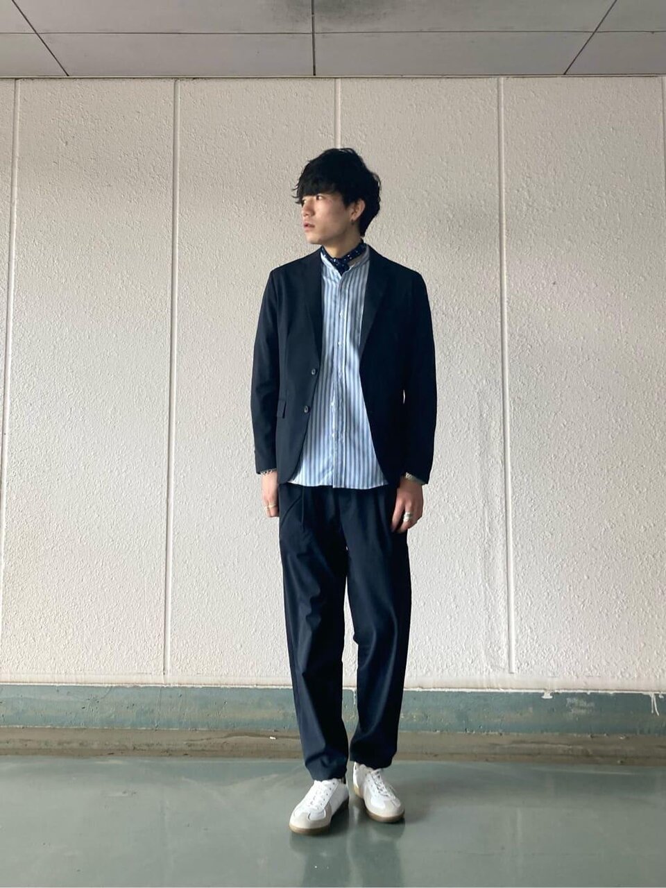 グレーのセットアップコーデを着ている男性