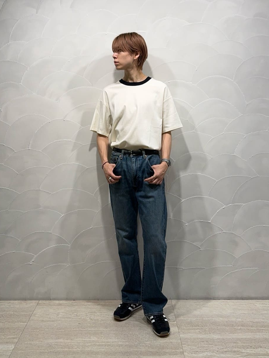 白のTシャツ×デニムパンツのコーデ