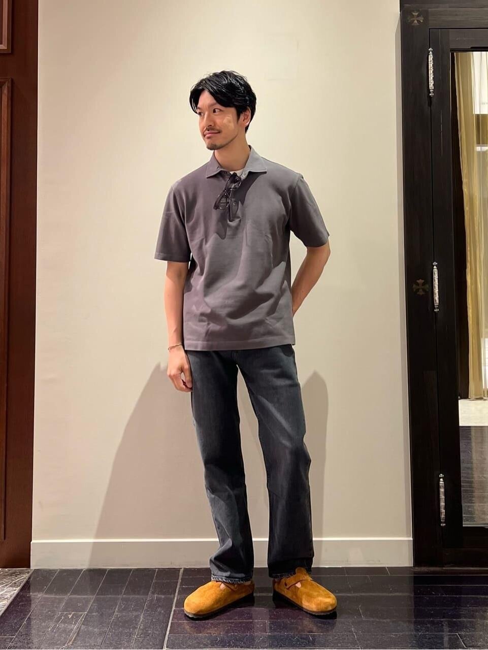 グレーのポロシャツ×ライトグレーのデニムパンツのコーデ