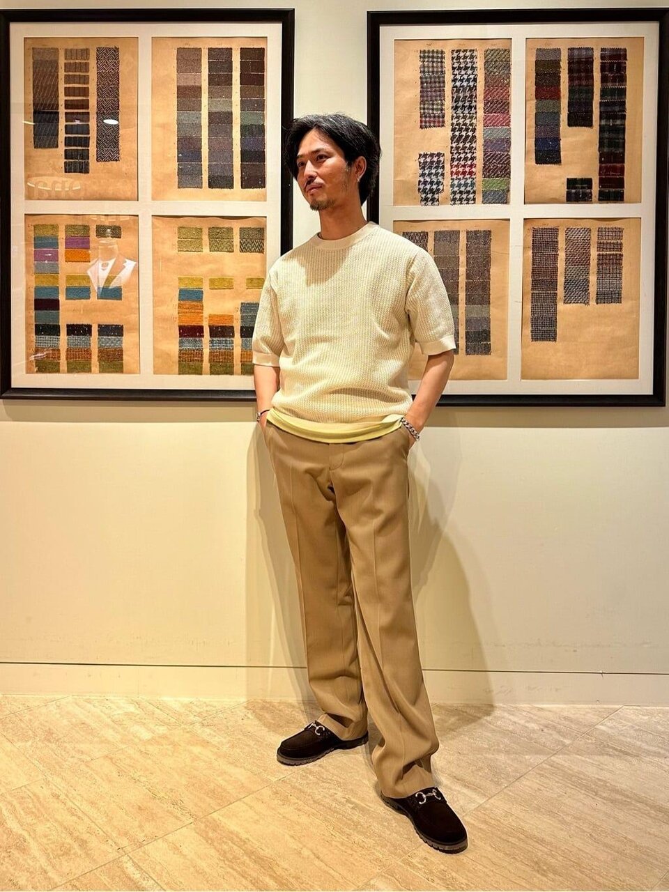 透け感のあるニットTシャツを着用している男性