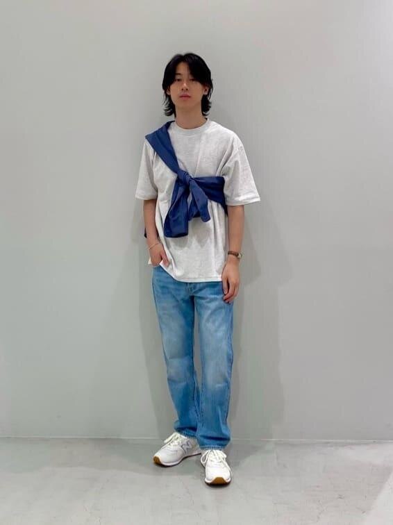 ライトグレーのTシャツ×デニムパンツのコーデ