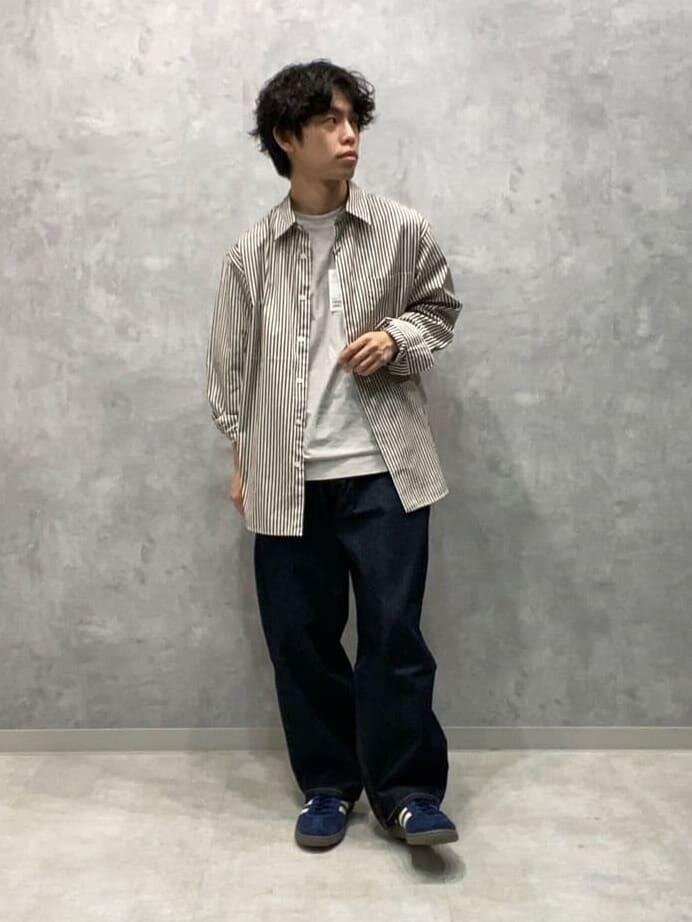 ストライプ柄のシャツを羽織り物にしている男性