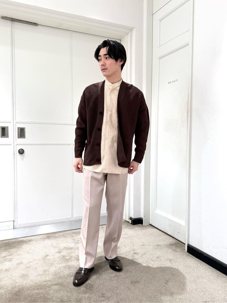 ベージュのシャツ×ブラウンのカーディガンのコーデ