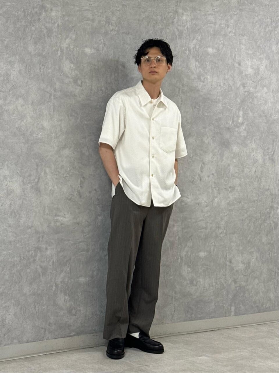 白のシャツ×ベージュのパンツのコーデ